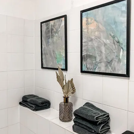 Near Altstadt /w Workspace, Feng-shui & Art Apartment Wurzburg