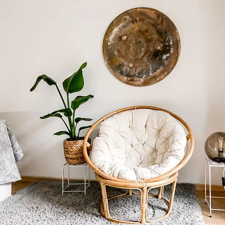 Apartment Near Altstadt /w Workspace, Feng-shui & Art *